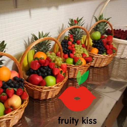 Подарочные корзины с фруктами и ягодами